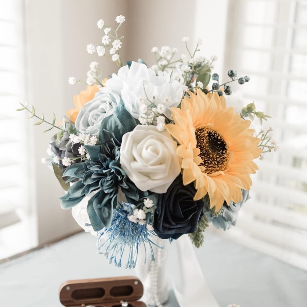 Elegant Floral Arrangement with Sunflower and Roses